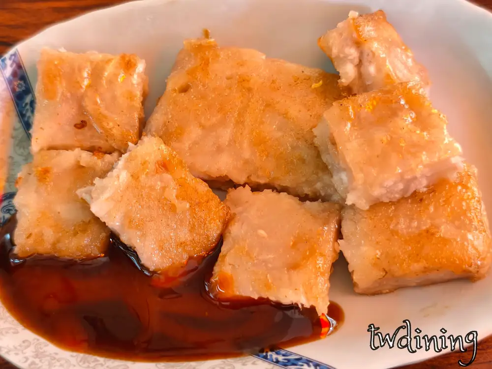 現煎的 radish cake 蘿蔔糕在永和四海豆漿北平店呈現 crispy skin 酥脆外皮，淋上厚重的 thick soy sauce 醬油膏提升風味，每一口都能吃到 soft texture 軟嫩內餡，是台中北區非常受歡迎的台式點心細節。