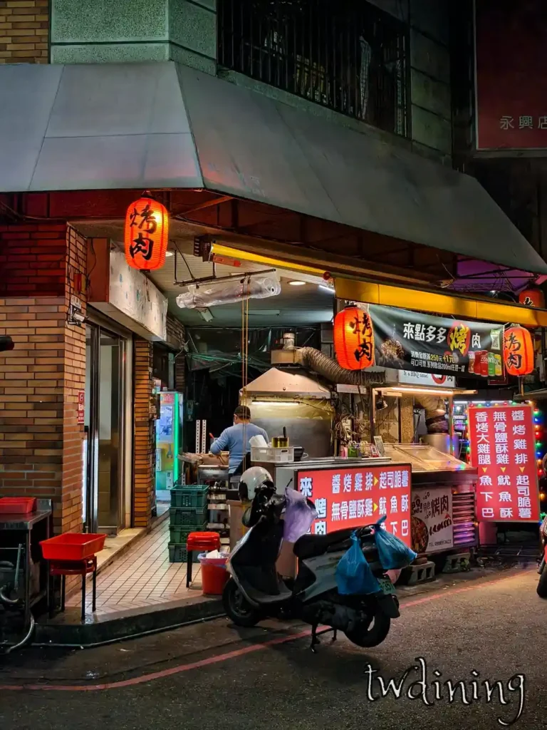 來到 yongxing street 必訪來點多多烤肉，紅燈籠下的 charcoal grill 攤位香氣四溢，招牌醬烤雞排與 bbq skewers 選擇超多，是 taichung north district 宵夜首選的 street food stall。