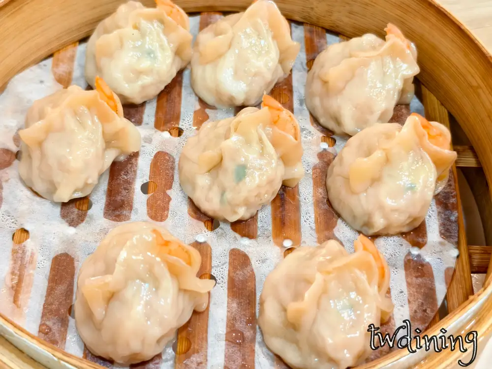 鮮蝦蒸餃 shrimp steamed dumplings 飽滿透亮的薄皮包裹著整隻鮮蝦 tender meat juicy texture 大萊三鮮獨門美味 freshly steamed handmade dim sum perfection
