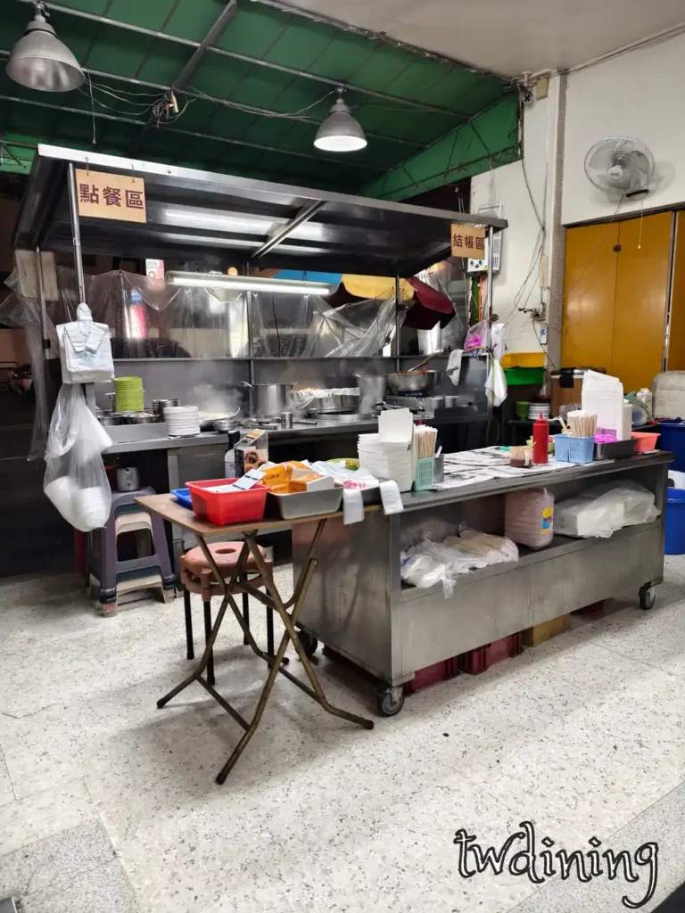 tianjin-road-noodle-stall-kitchen煙霧繚繞的天津古早味炒麵綜合湯烹飪區充滿煙火氣traditional-noodle-stand呈現台中北區美食最道地的日常vibes
