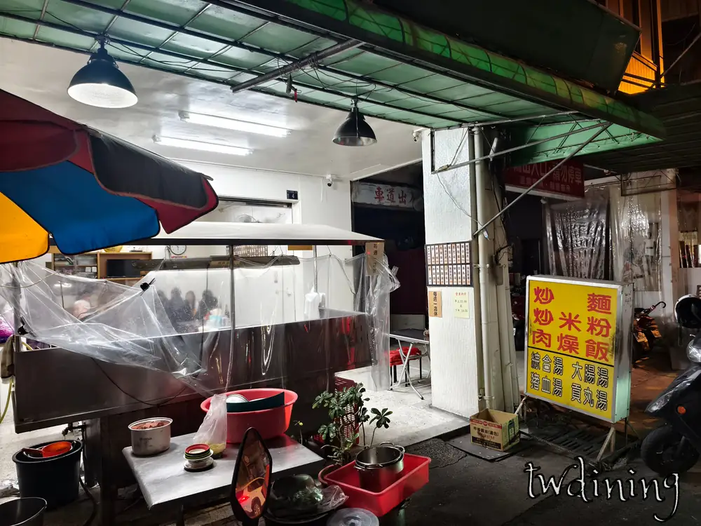 taichung-tianjin-road-storefront夜色中傳統黃色招牌天津古早味炒麵綜合湯是在地人的回憶traditional-eatery位於台中北區天津路二段美食聚落night-view