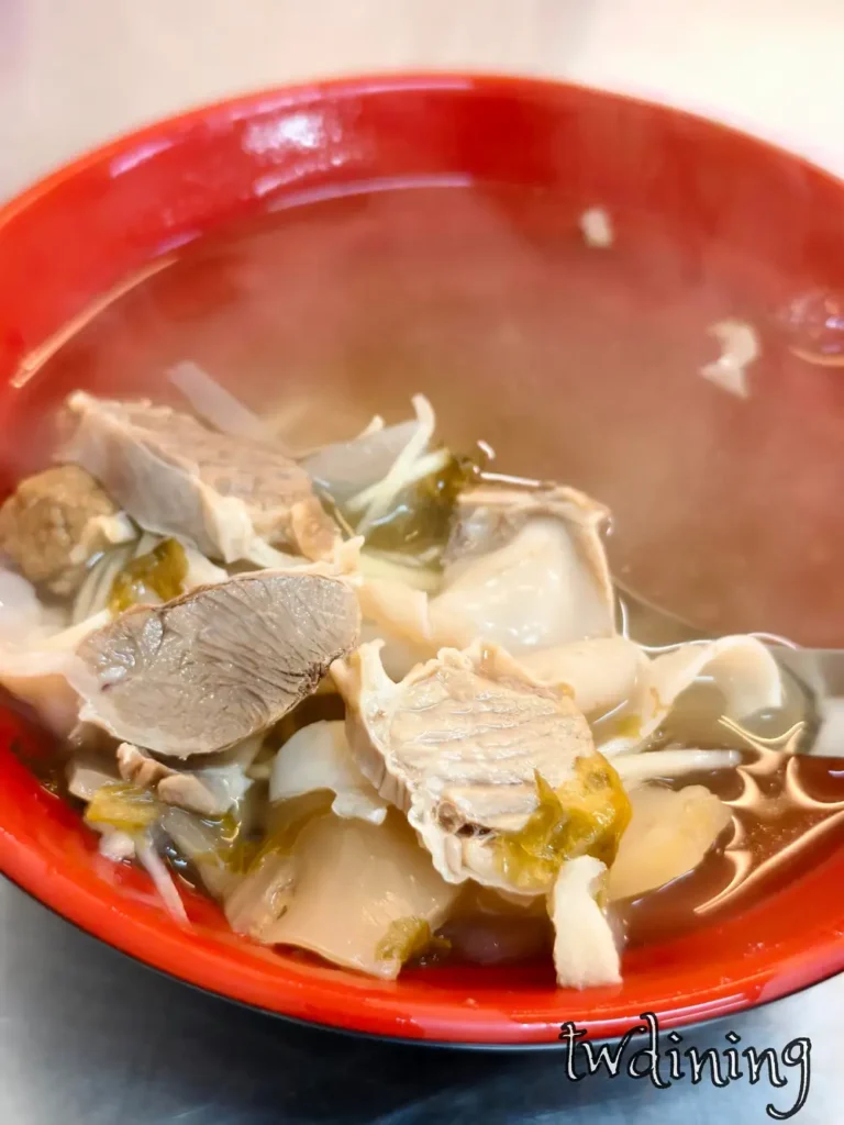 check out this 隔間肉湯 from 阿華炒麵魯肉飯 肉質很 tender 而且 soup base 清甜不油膩 配上薑絲與酸菜真的 super refreshing 暖胃首選