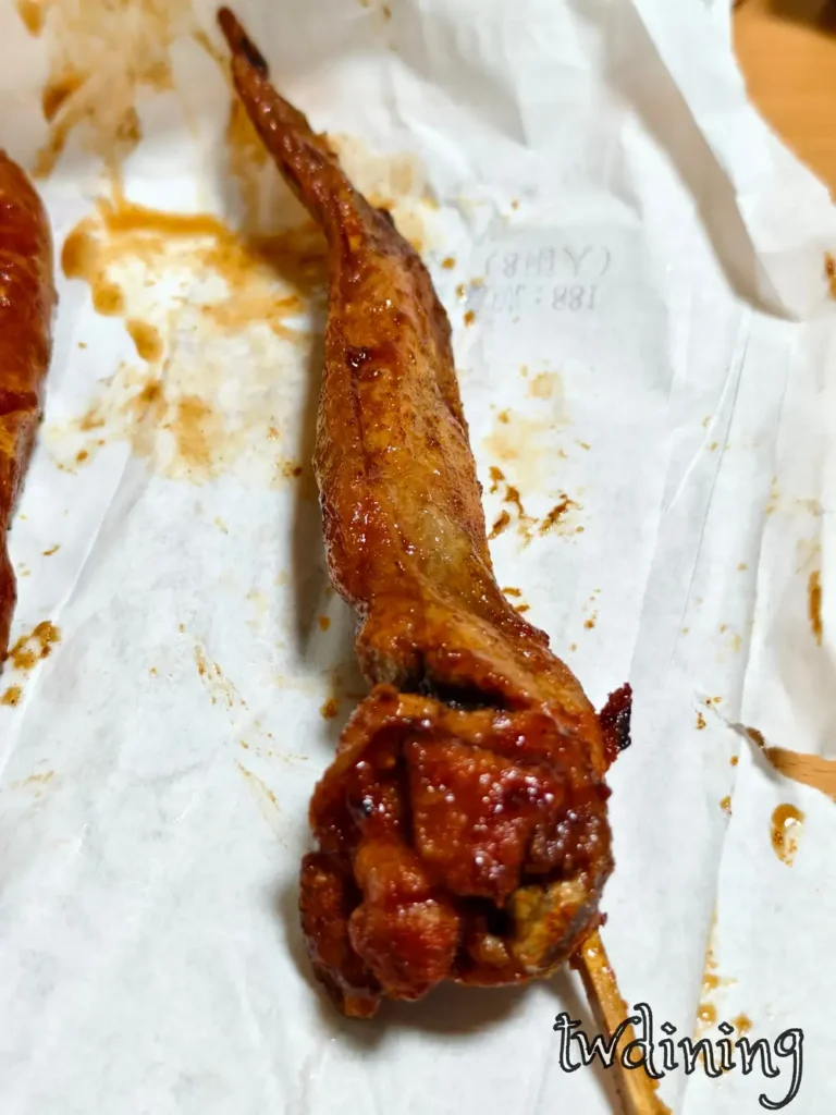 超入味的 savory grilled chicken wings，來點多多烤肉秘製醬汁完美滲透 golden skin，肉質 tender and succulent，炭烤香氣十足，是 yongxing street 最受歡迎的 bbq chicken wing 宵夜推薦。