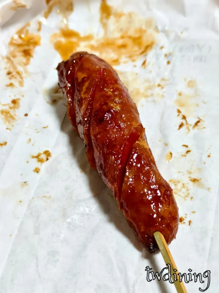 這串 grilled taiwanese sausage 烤得恰到好處，glossy skin 帶點 charcoal aroma，咬下後 snap texture 迸發出 sweet and salty pork juices，是來點多多烤肉最經典的 smoky street food 必點。