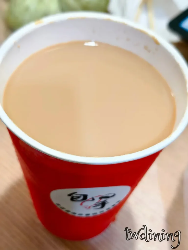 幸福豆漿 creamy taiwanese milk tea 奶茶 經典 順口 smooth-texture flavor 是 taichung breakfast 必喝 飲品 濃郁 茶香 與 奶香 完美 融合
