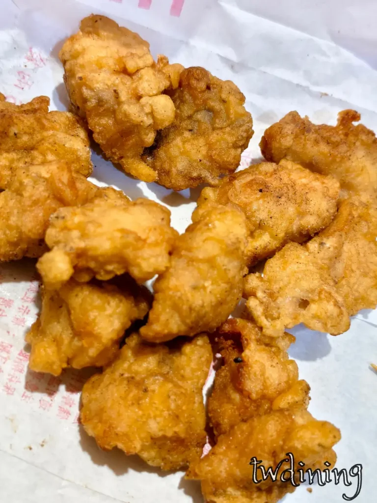 正騰和鹽酥雞小吃，滿滿的嫩肉 tender meat 搭配九層塔香氣，呈現 flaky texture 酥軟口感與台式椒鹽粉調味，是台中北屯必吃平價宵夜點心。