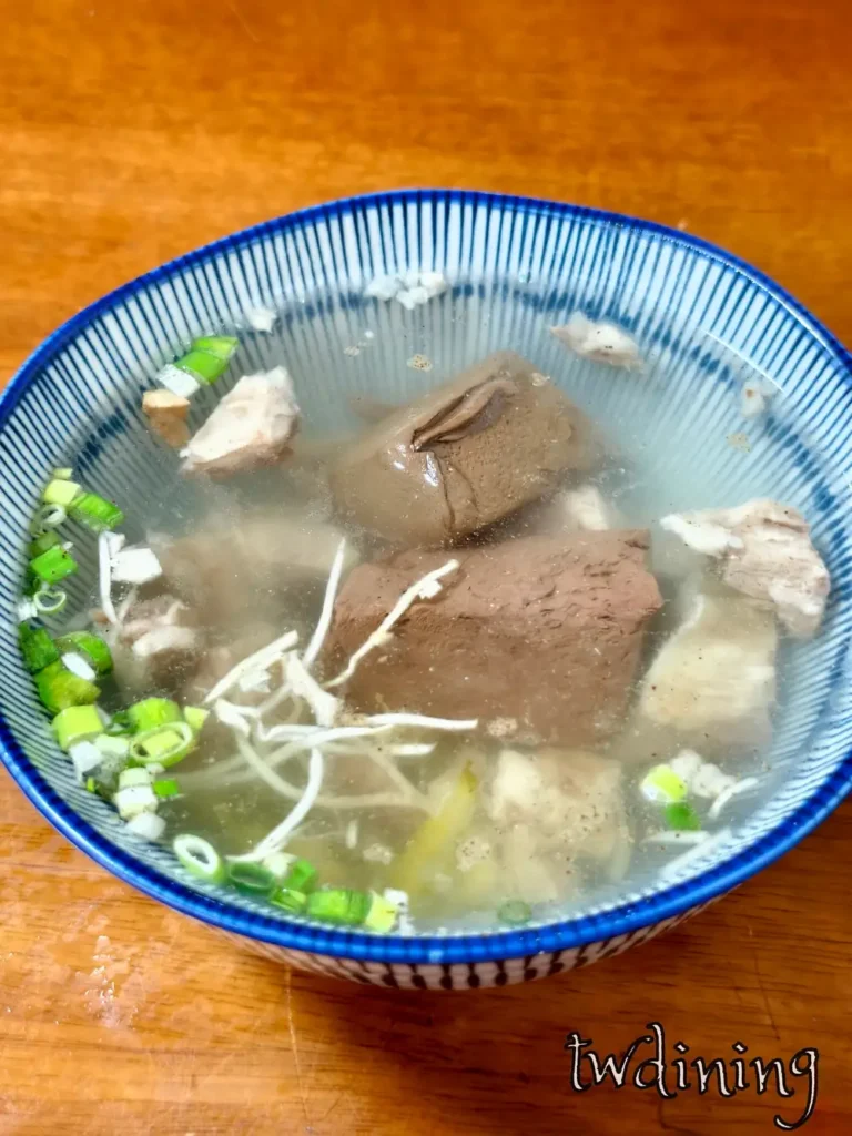 阿婆早餐 Pork Diaphragm Soup 隔間肉湯搭配 Tasty Pig Blood 豬血，台中 Traditional Broth 湯頭與 Ginger 穿插極致 Healthy。