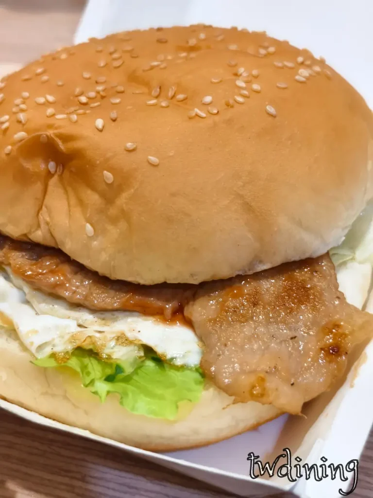 滿意早點 Man Yi Brunch 里肌豬排漢堡 pork burger，現煎多汁豬排 juicy patty 與香軟芝麻漢堡 fluffy bun，淋上特製醬汁 savory glaze 與生菜煎蛋 fresh lettuce and egg.
