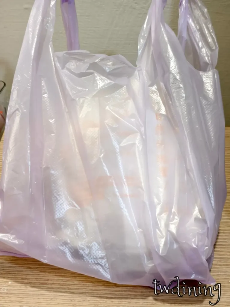 正騰和炸雞外帶提袋，展示台中北屯區北平路店平價小吃外帶服務，白色半透明塑膠袋裝載現炸熱騰騰的美食視覺細節。