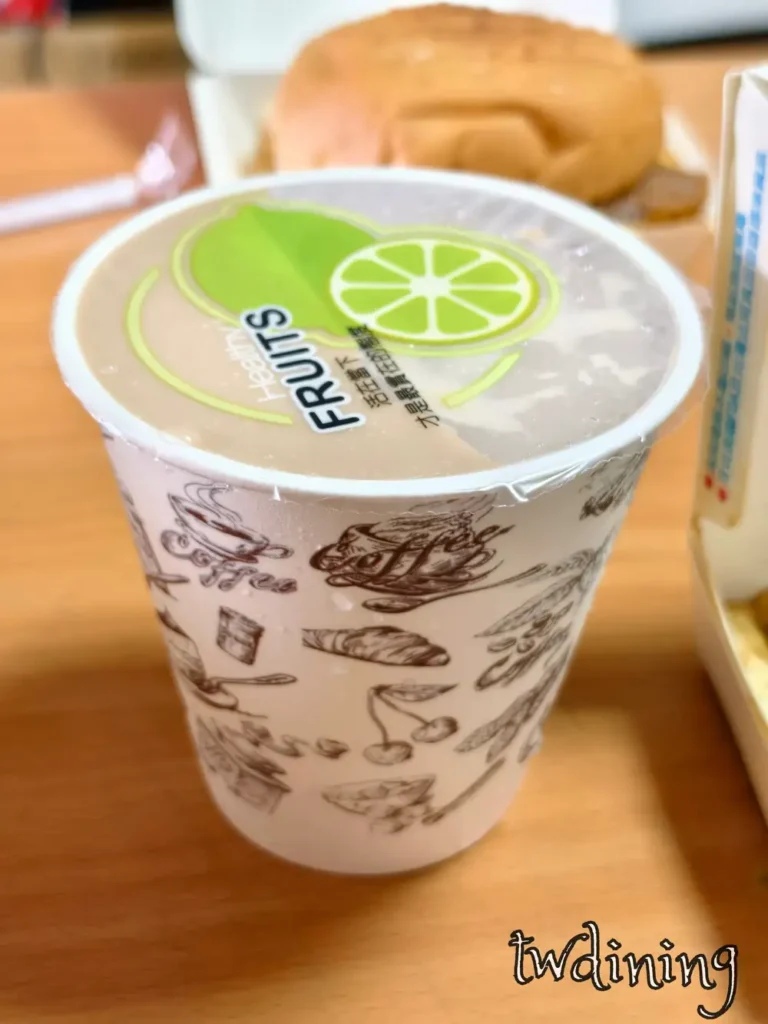 滿意早點 Man Yi Brunch 冰奶茶 milk tea，外帶紙杯 takeout cup 搭配可愛封膜與冰涼口感 refreshing iced drink，是太原路 Taiyuan Rd 店內的人氣早茶經典 classic breakfast beverage.