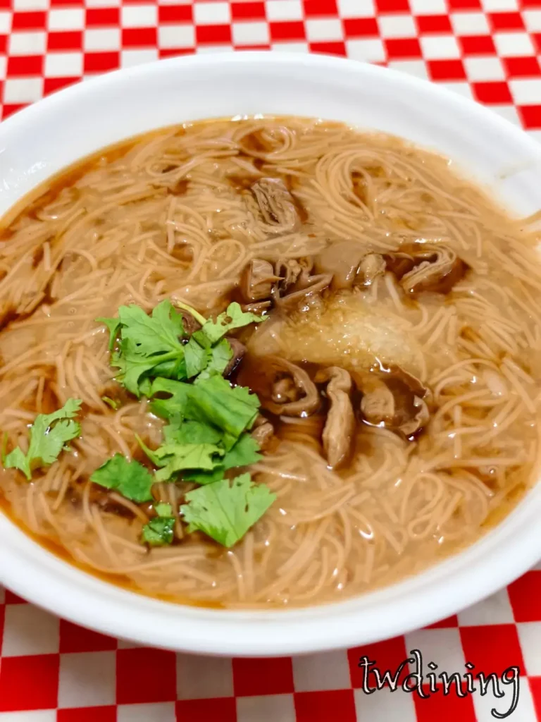 這碗 pork-intestine-vermicelli 滷得夠深夠味 well-braised 麵線口感滑順 silky-noodle-soup 加點香菜 cilantro-topping 跟蒜泥是 perfect-match 每一口都 super-savory