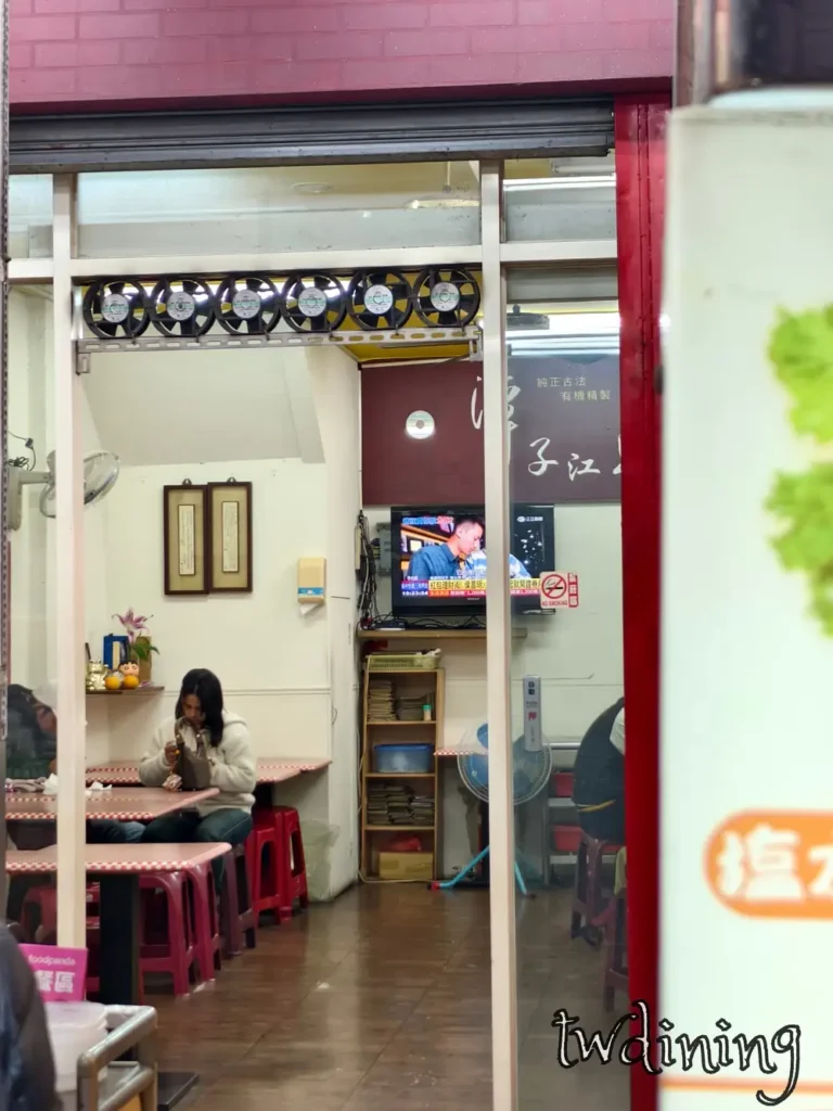 taichung-north-hankou-rd-tan-zi-jiang-stinky-tofu-indoor-seating-area-環境整潔明亮還可以看電視吃宵夜-comfortable-dining-space-vibe