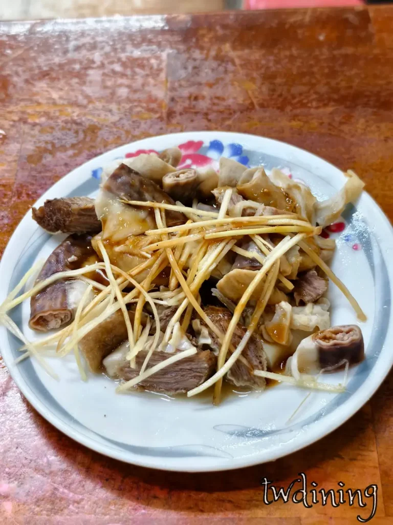 台中北區 Taichung North 廟口阿嬤臭豆腐 A-Ma Stinky Tofu 綜合黑白切 assorted-pork-offal 薑絲薑味 ginger-shreds 傳統醬汁 savory-sauce 40年老店鮮甜