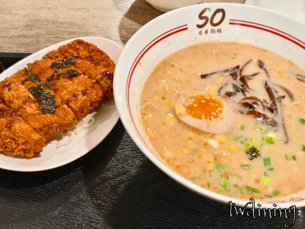 看到那個 thick-cut pork cutlet 炸得超 crispy-texture 搭配 creamy broth 的 ramen 跟 half-boiled egg 真的太 incredible 了啦