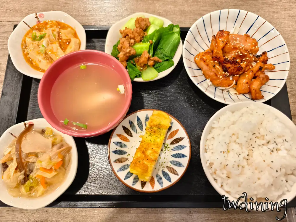 這份 teishoku set 有 super juicy 的 teriyaki chicken 跟 fluffy white rice 搭配豐富 side dishes 簡直是 perfect nutrition 組合