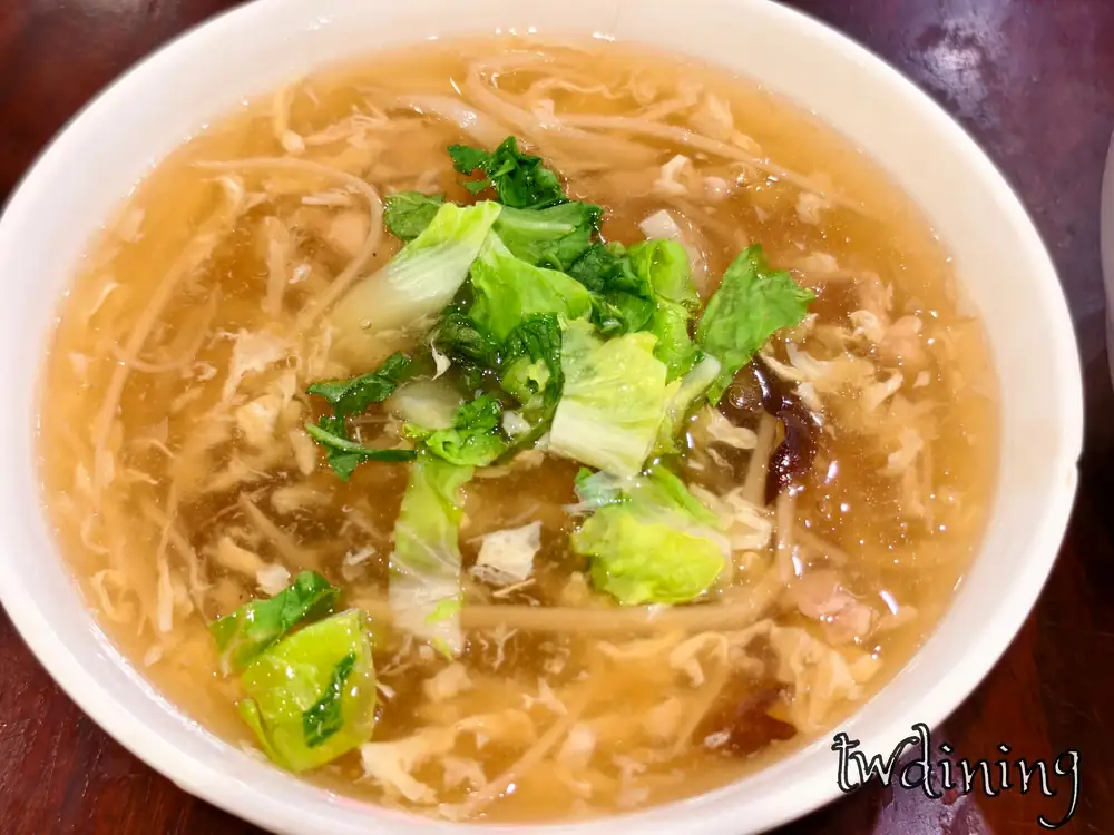 道地 thickened gravy soup 打滷湯就在 beiping-yan taichung 北平燕蒸餃本家勾芡口感 smooth 搭配豐富配料呈現傳統 chinese cuisine 溫暖感受是必點湯品