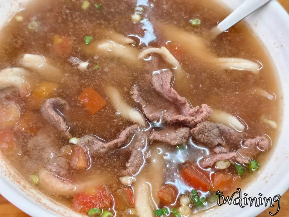 這碗 tomato shredded pork cat ear noodles 湯頭有 rich beef consomme 鮮甜味 tender meat 加上 chewy texture 貓耳朵真的超 tasty