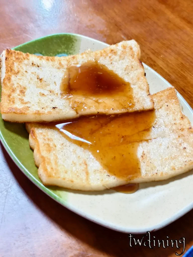煎至香酥 阿婆早餐 Turnip Cake 蘿蔔糕淋上 Thick Soy Sauce 醬油膏，台中 Breakfast 必點 Dish 呈現極致 Soft 軟綿口感。