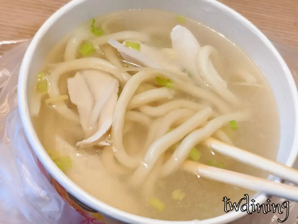 鮮嫩的 fish fillets 魚肉片搭配 udon noodle 烏龍麵，清爽湯頭與嫩滑口感是 hankou road 這間小吃的必點 noodles。