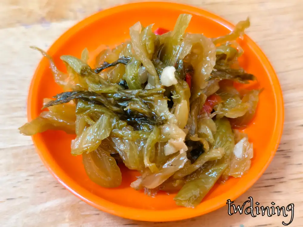 店家自製手工酸菜 Pickled Mustard 質地脆口 Crunchy Texture 味道酸甜開胃 Appetizing 是搭配溫沙茶牛肉麵與牛肉湯的靈魂配料 Ingredients 美味關鍵