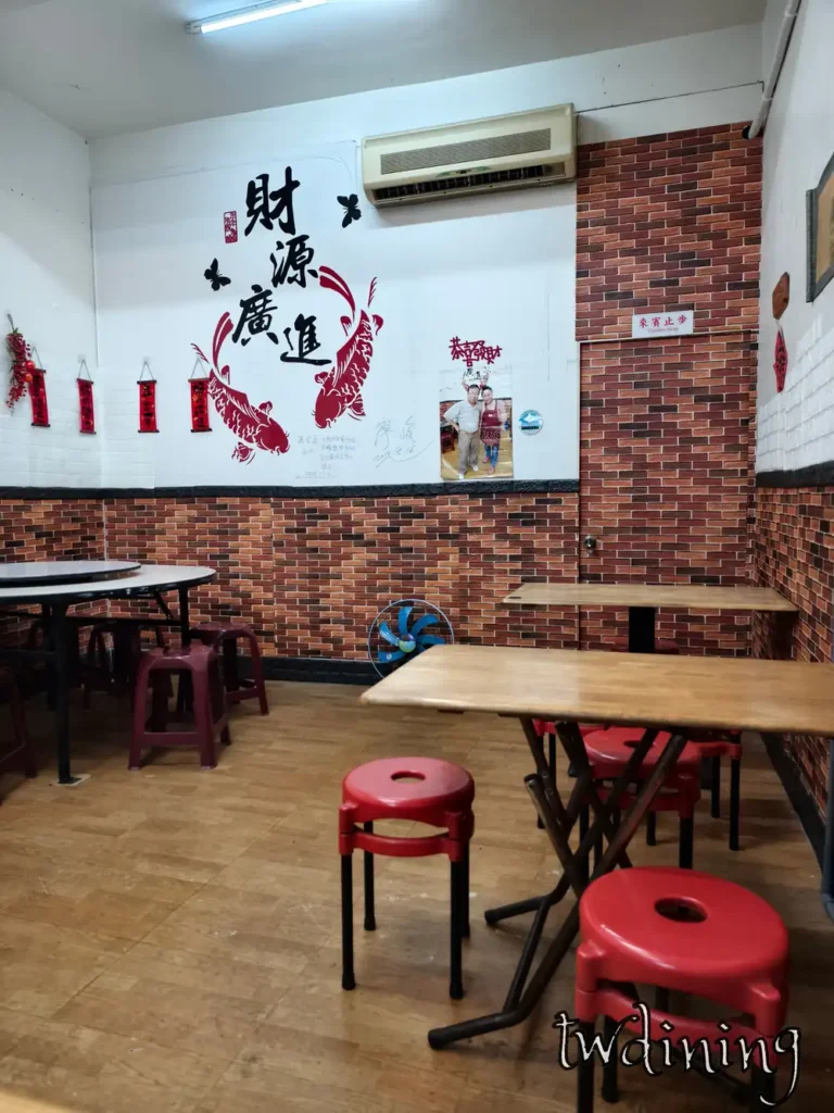 餐廳內用空間 Interior 使用復古紅磚牆 Retro Brick Wall 裝潢搭配傳統紅凳子 Red Stools 營造出台中溫沙茶牛肉濃厚的懷舊感 Nostalgic Vibe 氛圍