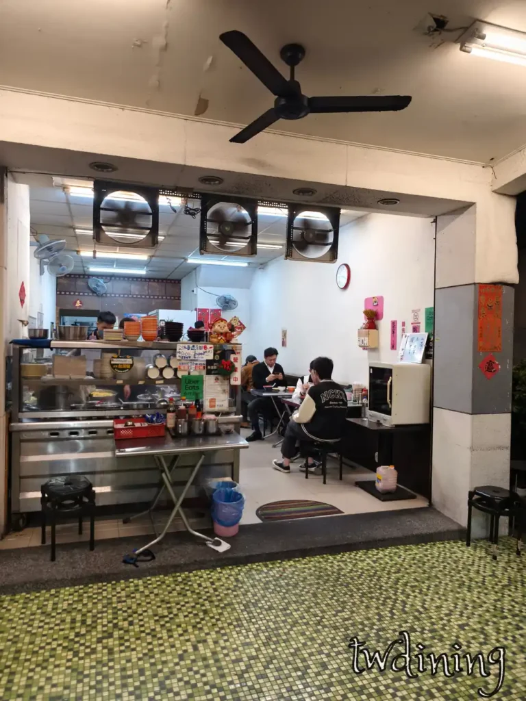 來到這間 阿華炒麵魯肉飯 感受很 chill 的 local eatery vibe 燈光亮亮的 open kitchen 看起來很乾淨是那種很道地的 taichung 巷弄美食店家