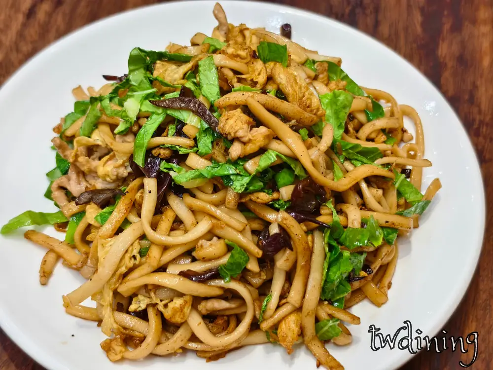 這盤 wood-ear pork fried noodles 木鬚炒麵來自 beiping-yan taichung 北平燕蒸餃本家加入大量蔬菜與 egg 拌炒口感 chewy noodles 是台中北區 best dinner 選擇