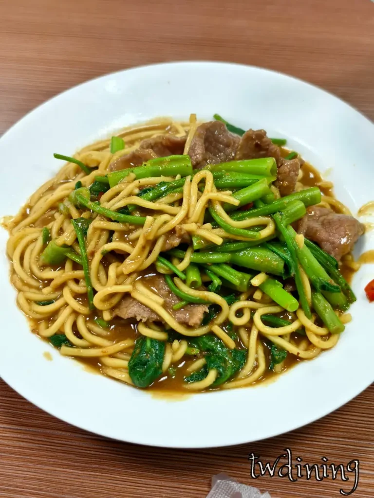 位在 taichung north district 漢口路上的小山家 beef fried noodles 麵條吸飽沙茶精華口感彈牙是來到台中西屯必吃的經典小吃