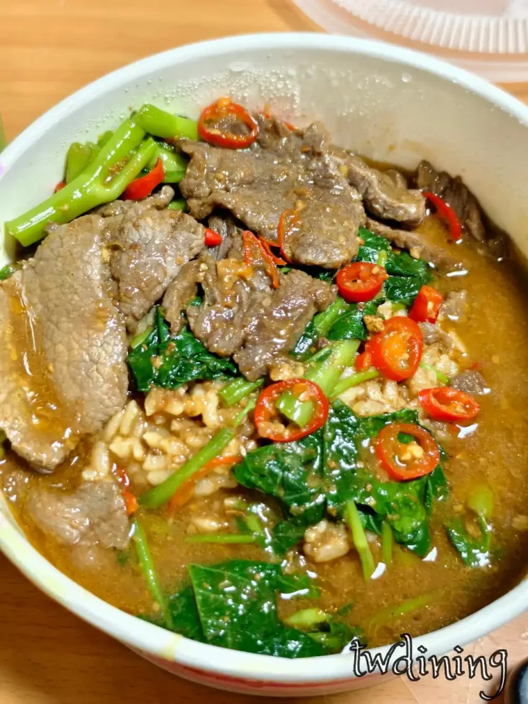鋪滿鮮嫩牛肉的沙茶牛肉燴飯 beef gravy rice 醬汁濃郁配上辣椒絲在台中小山家口感豐富且 very satisfying 非常下飯