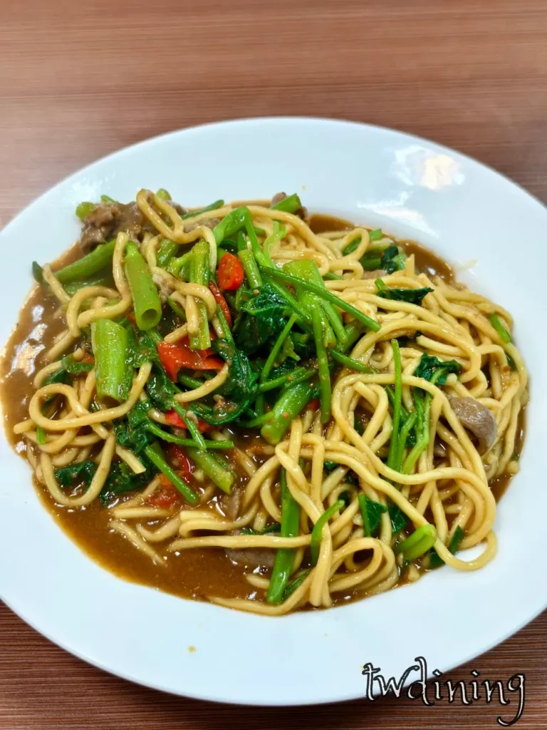 小山家漢口店熱氣騰騰的 mutton fried noodles 羊肉與空心菜大火快炒出 smoky flavor 是 taichung 宵夜場最受歡迎的道地熱炒