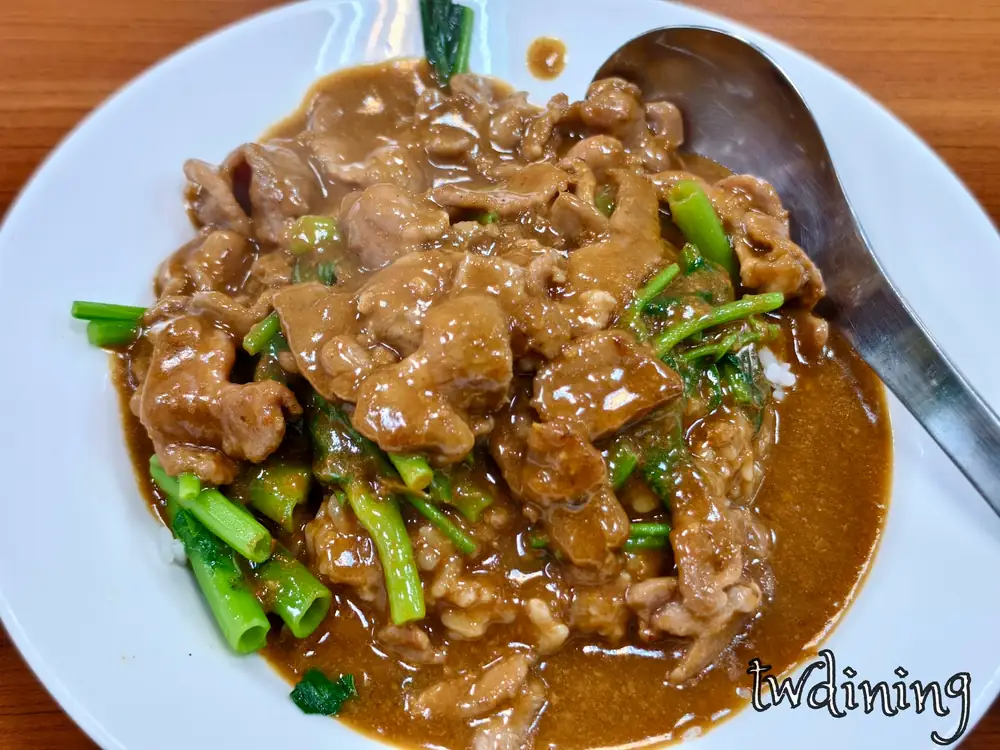 這道沙茶羊肉燴飯 mutton gravy rice 羊肉毫不腥羂且醬汁裹滿米飯在小山家漢口店呈現最完美的 local comfort food 滋味