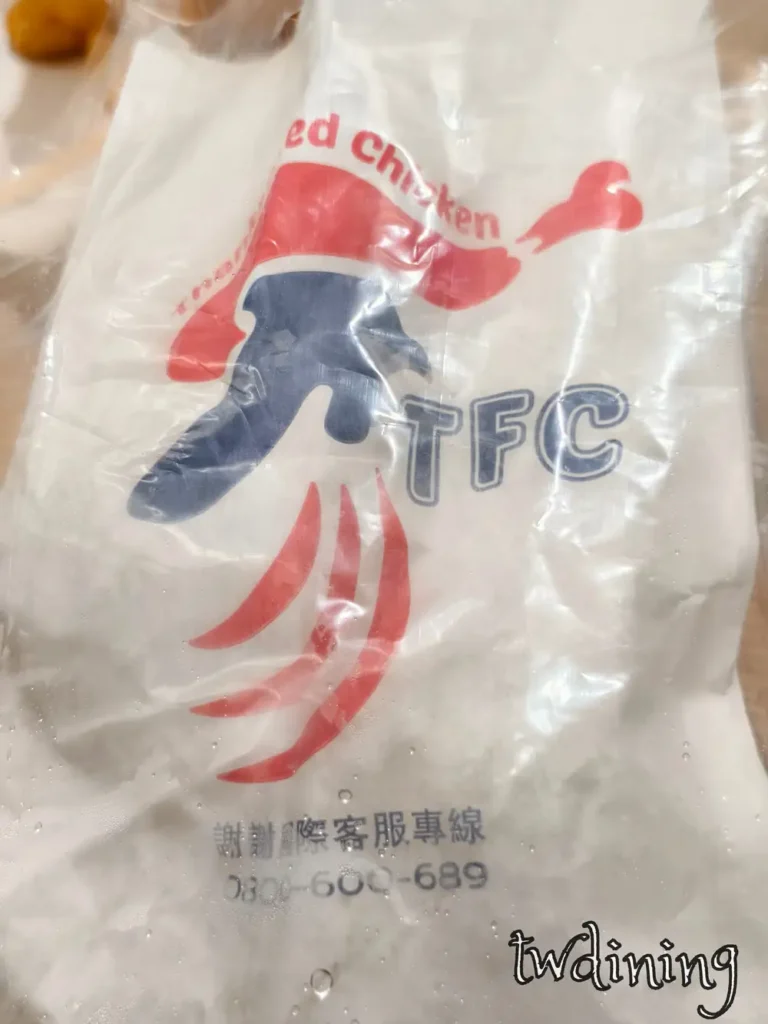 謝謝美式炸雞 xie xie american fried chicken 專屬包裝袋 tfc logo 紅白藍設計 寫著 謝謝你誠實雞肉 的 slogan 還有 0800 免付費專線 位於 taichung north district 漢口路四段 6 號的專業 fried chicken 品牌外帶包裝