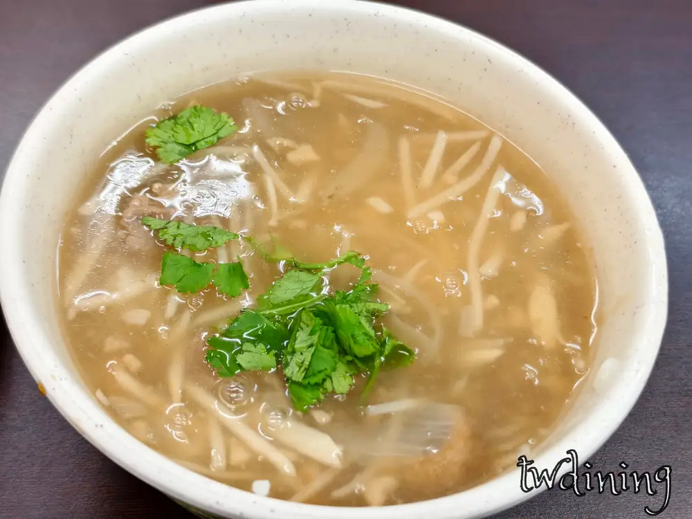 贊鴨 taichung 招牌 duck meat thick soup 嫩筍絲與 cilantro 融合 silky gravy 於北平路美食風味厚實濃郁
