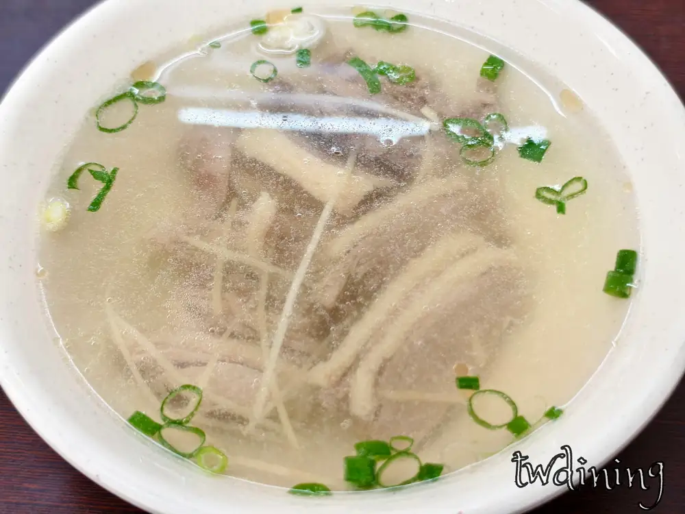 台中贊鴨 clear duck meat soup 滿滿 tender-meat slices 與 ginger 在北區北平路鮮美回甘口感十足