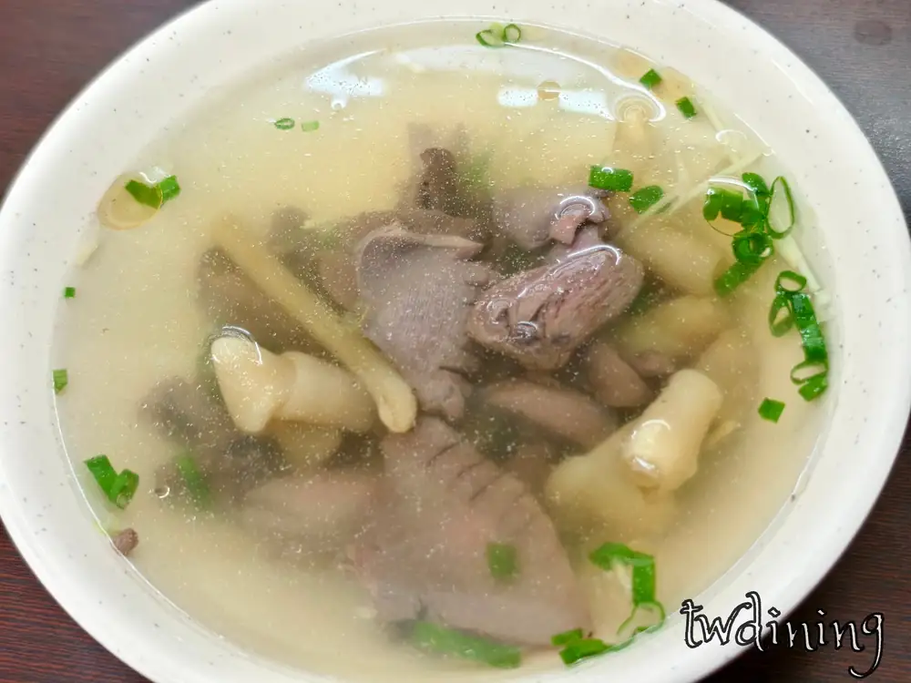 台中北區贊鴨 duck giblets soup 有 crunchy 鴨胗與 fresh scallions 在北平路 savory broth 之中口感極佳鮮美