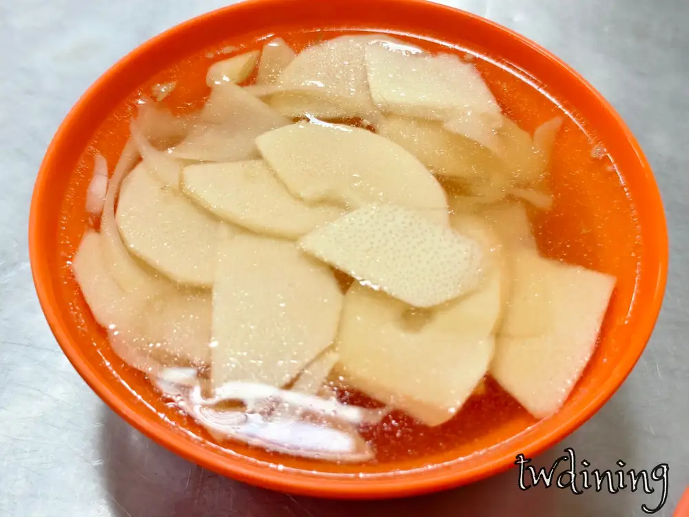 郭家鮮甜 bamboo soup。大量片狀竹筍漂浮清澈湯頭。橘碗盛裝季節限定筍子湯。展現食材鮮脆與中式湯品視覺。清爽去油膩配湯細節呈現。