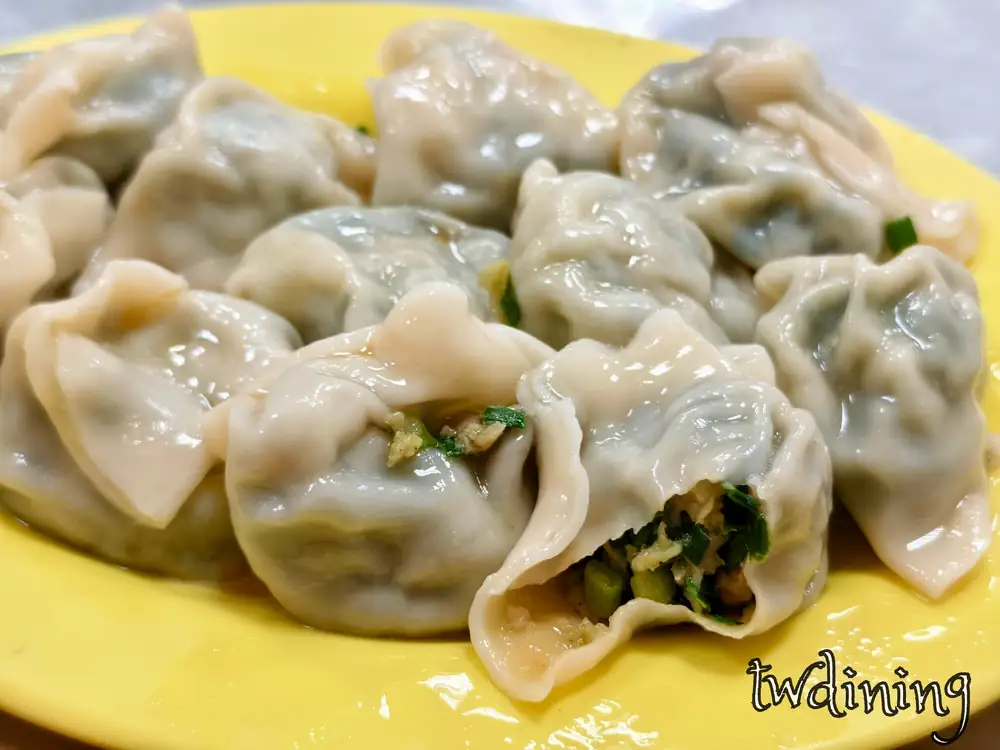 郭家手工 pork chive 水餃。咬開見翠綠韭菜與肉餡。黃盤裝鮮嫩水餃特寫。皮薄 q 彈麵點質感。家常韭菜水餃細節呈現。高飽足感平價美食。