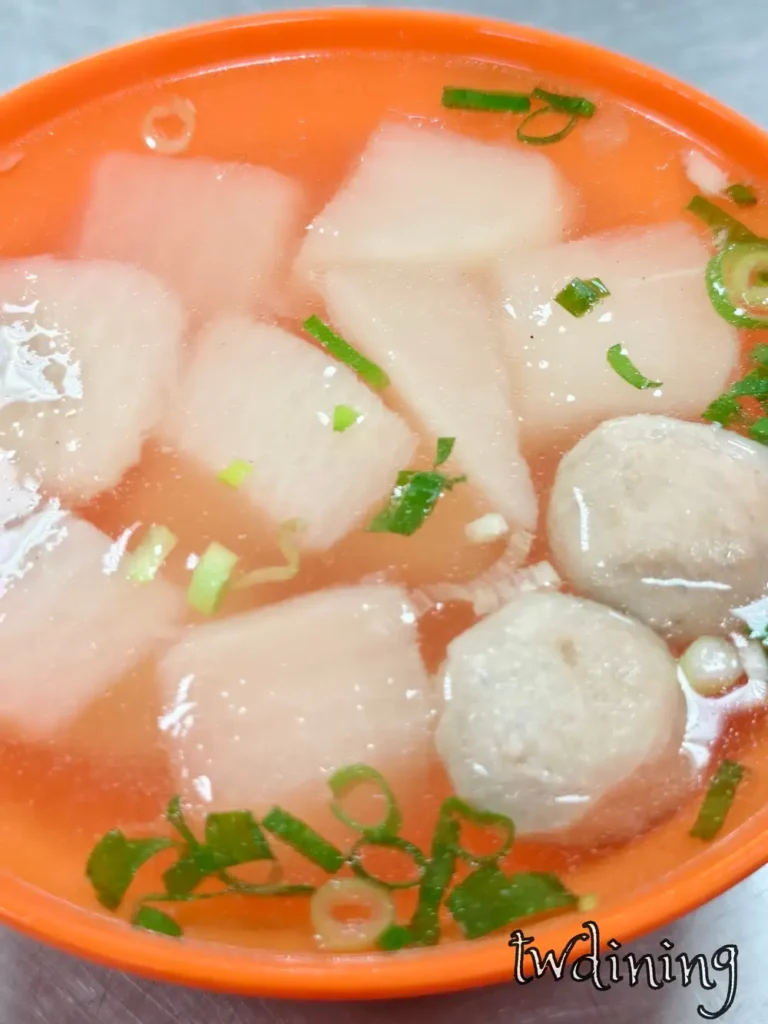 郭家水餃這碗 radish soup 湯頭超甜。橘碗裝滿大塊清脆蘿蔔與 q 彈貢丸。撒上蔥花點綴湯頭。這道冬季限定湯品喝起來清爽。捕捉食材紋理與透亮湯底細節。這就是台式古早味小吃。滿足在地人的胃。
